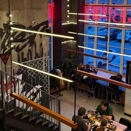 Девушка из «В Питере есть» (@spb_rest) заглянула в «FRANK» в Vokzal 1853 и устроила мясной пир с бургером КРАШ и рёбрами. Читайте её впечатления о блюдах, ценах и атмосфере.