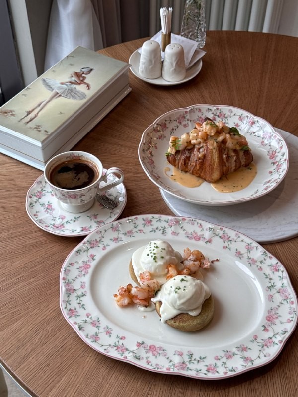 Завтрак — это святое! Один из авторов канала @eatpeterburg сходил в Grand Café Pavlova и готов поделиться впечатлениями. Дальше — его подробный обзор. Приятного чтения!