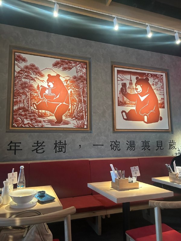 Автор канала @yanrestoran пообедал в новом японском бистро Ramen Room и теперь делится впечатлениями. Читайте, что он попробовал и стоит ли туда идти!