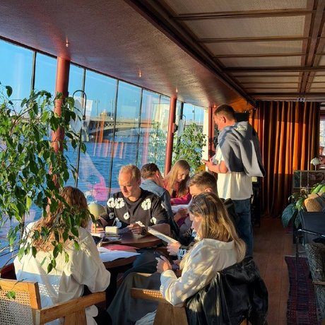 Обозреватель телеграм-канала @eatpeterburg забрался на борт ресторана «Cruise by Kuznyahouse» и вернулся с полным списком, что есть и пить. Тут и стейк, и гребешок, и коктейли без градуса. Читайте, что заказывать!