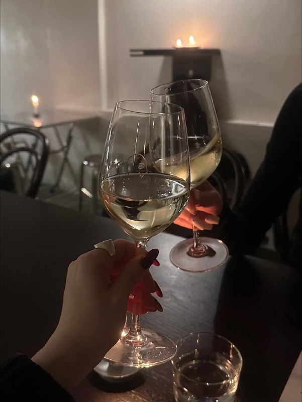 Ребята из канала @eatmoskva поднялись на самый романтичный винный этаж Москвы — в бар «Второй этаж» на втором этаже кафе «Полдень». Они проверили, насколько тут хорошо для свиданий и неспешных вечеров, и делятся своими находками. Читайте их подробный и вкусный рассказ.