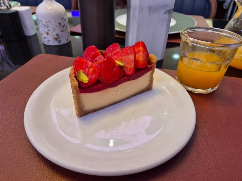 Команда канала «Где поесть Москва?» (@mskrestfood) отправилась в МореКофеОкеан by ERWIN, чтобы оценить новые десерты. Спойлер: здесь сладкое стало главным блюдом. Устраивайтесь поудобнее — сейчас все подробности!