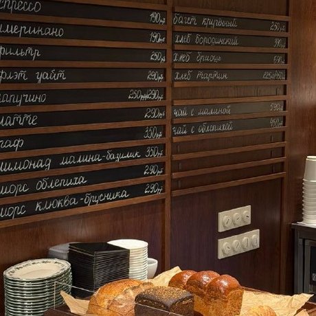 Команда канала «В Питере есть» (@spb_rest) заглянула в возрождённый «Денисов» на Московском проспекте и устроила проверку русской классики с современным твистом. Ребята попробовали ленинградские щи, говяжьи котлеты с пюре и швейцарский пан, а теперь делятся впечатлениями. Читайте, как знакомые блюда заиграли в новом месте.