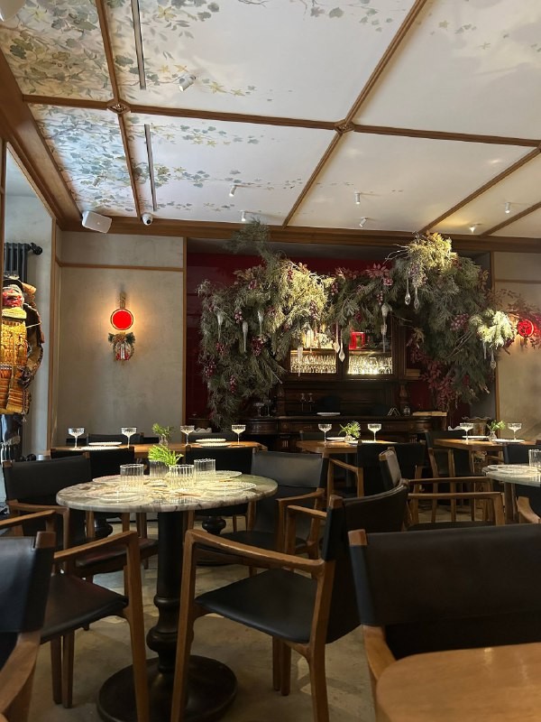 Он из телеграм-канала «Yan Restoran» (@yanrestoran) отправился на Петровку, чтобы оценить новую локацию императорского ресторана Oshi Emperor с шефом Алексеем Когаем. Читайте его впечатления ниже.