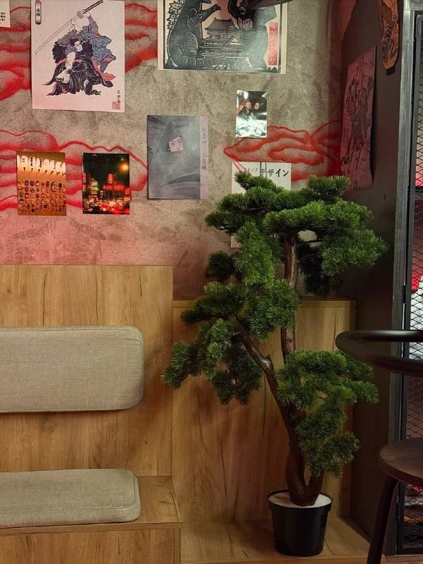 Администратор канала «В Питере есть» (@spb_rest) сходила в изакаю «Клан Васаби» в центре Петербурга. Девушка заказала битые огурцы, креветки в панировке, самостоятельно собрала рамен и попробовала необычные коктейли. Узнайте, что из этого вышло!