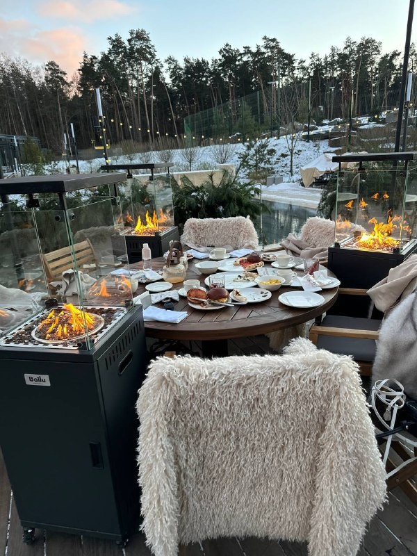 Автор канала @kozakfood отправилась в московский pool club Alaska, чтобы оценить зимнее меню и атмосферу apres-ski. Она попробовала блюда с гриля и согревающие напитки, а теперь делится впечатлениями. Читайте её подробный и вкусный отчёт ниже!