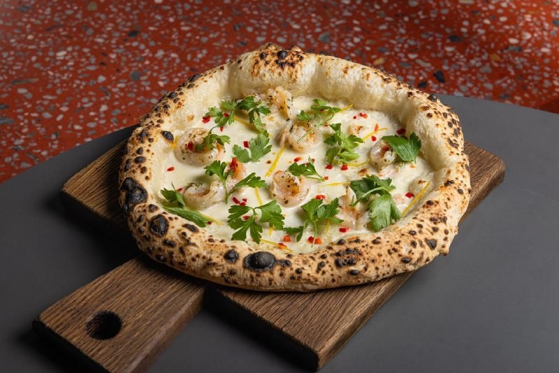 Команда «СОЛЬ» заглянула в Pizza 22 cm и попробовала две разноплановые гостевые пиццы — от шефа и от блогера. Обе — огонь! Читайте дальше, чтобы узнать детали.