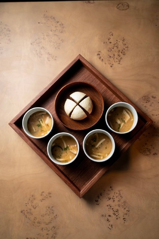 Редакторы телеграм-канала «Yan Restoran» (@yanrestoran) заглянули в LEPS Asian, чтобы протестировать новый гастрономический сет от Егора Калинина. Держите подробный разбор того, что из этого вышло.