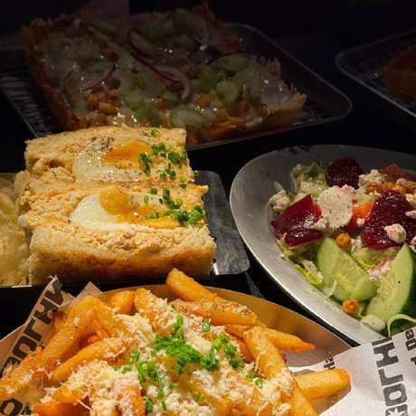 Команда GoEat (@goeat_moscow) заглянула в «Огни» на Китай-городе, чтобы проверить детройтские пиццы, салат и закуски. Узнайте, что ребята заказали и сколько это стоит.