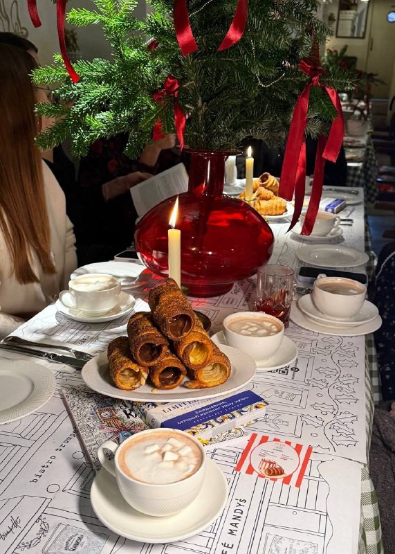 Команда телеграм-канала @sashafoodie заскочила в Osteria by Mandy’s на новогодний размах — украшать пряники и тестировать праздничные спешлы. Сейчас расскажем, что там вкусного и интересного приготовили.