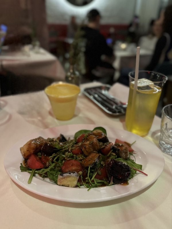 Ребята из канала @eatmoskva решили испытать на себе уютное зимнее бистро Meteorite Bistro с панорамными окнами и собственной пекарней. Читайте их впечатления от блюд и атмосферы.
