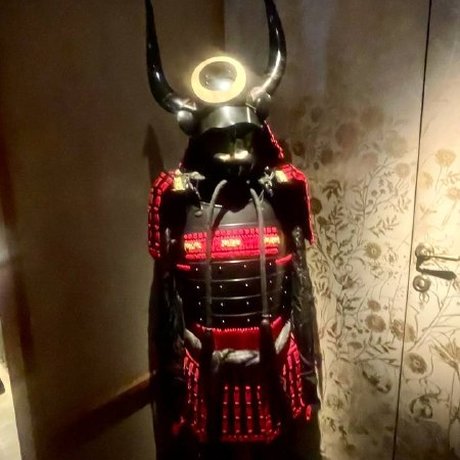 Ребята из телеграм-канала «Город Гурмэ» (@LeGourmandRussie) залетели в московский Oshi Izakaya Emperor и сделали обзор основного меню: роллы, чайник лапши с уткой, японский сэндвич и креветки васаби. Читайте дальше — будет вкусно и подробно!