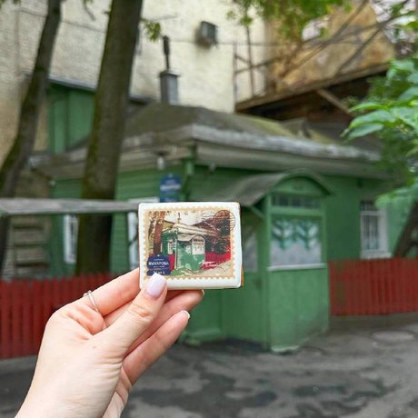 Юля из телеграм-канала «Кофе и билеты в Петербурге» (@v_poiskax_chuda) сходила в «Бутерbrodsky» поужинать и заодно отыскать самый старый деревянный дом на Васильевском острове. Дальше — её рассказ о смёрребродах, тёплом чае и прянике для дяди Коли.