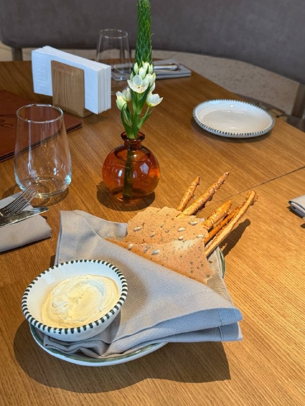 Ребята из телеграм-канала «Sasha foodie» (@sashafoodie) укрылись от дождя в Lac bistrot и заодно устроили гастрономический вечер. Хотите узнать, что они заказывали? Читайте их отзыв!