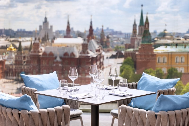 Обозреватель канала «Где вкусно поесть» (@gdevkusnopoest) побывал в «O2 Restaurant» и оценил новую панорамную террасу с видом на Кремль. Спойлер: он в восторге! А вы готовы узнать, что там подают?