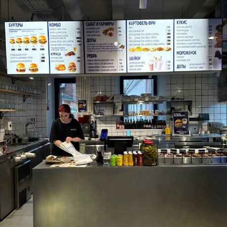 Ребята из KOZAK FOOD (@kozakfood) заглянули в Kamel Smash Burger, чтобы затестить новинки от Камеля Бенмамара: смэш с легендарным соусом и кукис-ватрушки. Держите разбор без лишней воды.