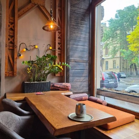Авторка @eatpeterburg заглянула в The Baddy Cafe в Санкт-Петербурге и устроила гастрономическую охоту: от батата с вешенками до «Сердца бывшего». В этом обзоре вас ждёт полный разбор блюд, цен и атмосферы.