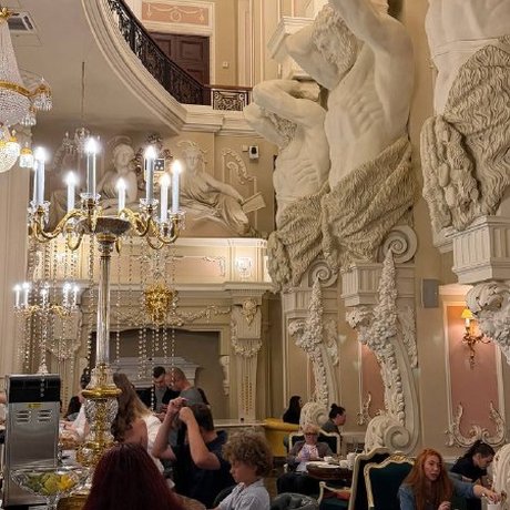 Ребята с канала «В Питере есть» (@spb_rest) сходили в кофейню «Ягода» в особняке Елисеевых на Мойке. За столик там пришлось побороться, но дворцовые интерьеры и десерты того стоили. Сейчас расскажут, что попробовали и почём.