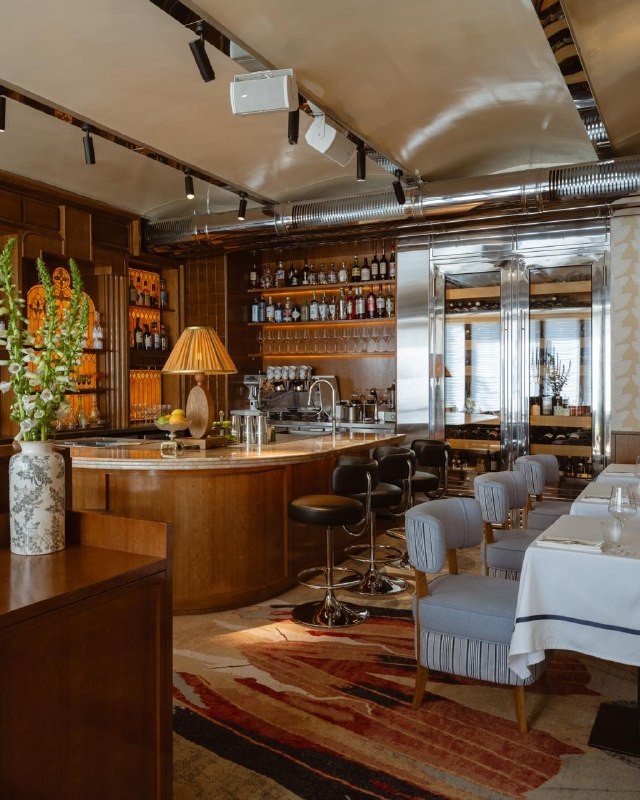 Мужик из канала «СОЛЬ» заглянул в Niki Piano Bar и залил за воротник, а заодно и закусил. Атмосфера там — будто эмигранты в Париже, только на Большой Никитской. Дальше — его честный рассказ о том, что вкусно, а что лучше обойти стороной. Листайте!