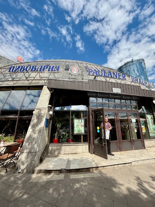Автор канала «НеРестораны» наконец-то добрался до «Пауланера» на Олимпийском, чтобы сравнить пиво с Brunnen и попробовать местные блюда. Спойлер: пиво одинаковое, но корюшка — огонь! Читайте его полный обзор — он полон вкусных деталей.