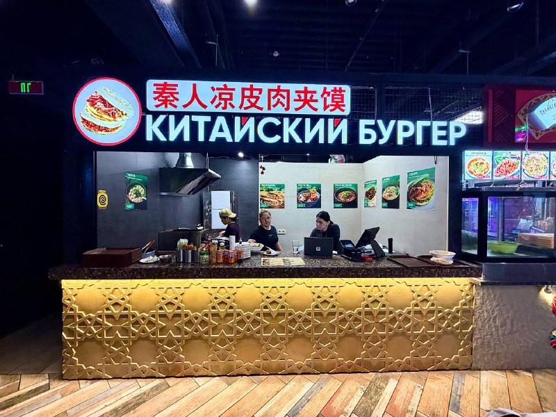 Автор канала @NeRestorani, парень, не выдержал тоски по Китаю и рванул пробовать легендарный жоуцзя мо в «Китайский бургер» на Новослободской. Что он там обнаружил, кроме древнего сэндвича, читайте прямо сейчас.
