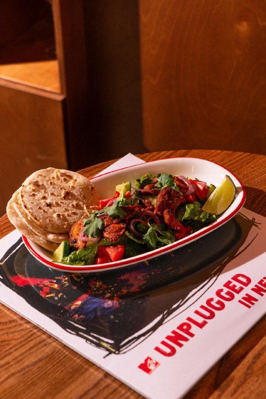 Редакция канала «Москва ресторанная» (@restaurantmoscow) заглянула в гриль-бар Parka, где шеф Максим Кузнецов перезагрузил меню. Они рассказывают, что нового появилось на огне и дыму. Дальше — подробности!