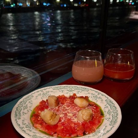 Ребята из @goeat_moscow выбрались на вечерний рейс Cruise II by Kuznyahouse в Москве и написали обзор под джаз. Дальше — что они ели, сколько это стоило и почему гребешок стал звездой вечера.