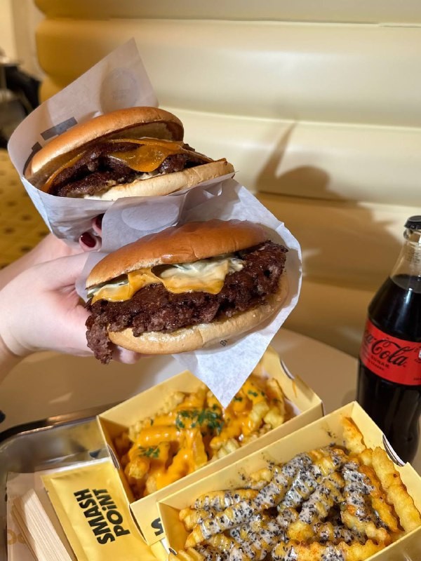 Авторы канала GoEat (@goeat_moscow) заглянули в бургерную Smash Point. Они попробовали все три вида бургеров и десерт, чтобы рассказать вам, стоит ли туда идти. Читайте их впечатления.