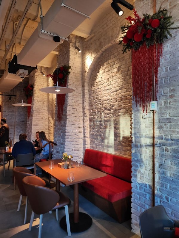 Авторы канала @eatpeterburg поехали пробовать завтраки в AVA Bistro от московского трио. Они составили свой топ блюд из утреннего меню. Делимся с вами детальным обзором их визита на Новой Голландии.