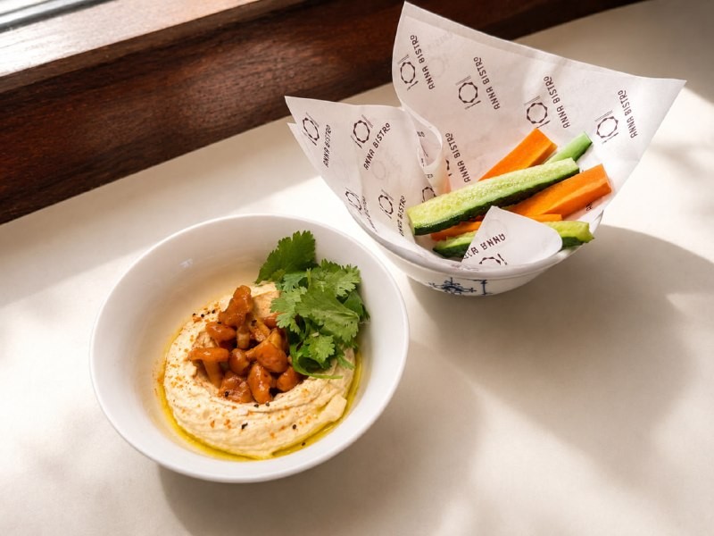 Блогер канала «Где поесть Москва?» (@mskrestfood) заглянул в Anna Bistro и попробовал сезонные новинки с лисичками. Там их добавляют и в завтраки, и в основные блюда — всё с европейско-азиатским акцентом. Смотрите, что удалось попробовать.