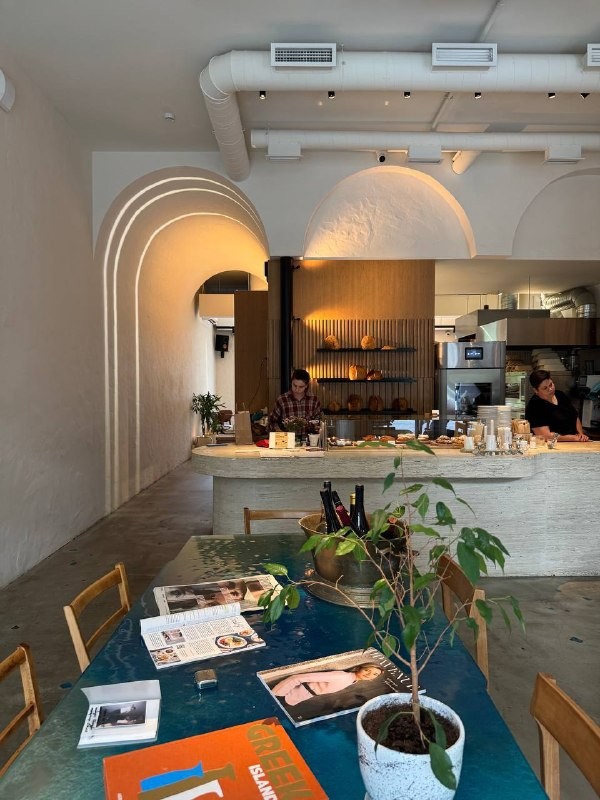 Саша из канала «Кофе и билеты в Петербурге» побывала в Salty Bistro, чтобы попробовать земляничные десерты. Ей удалось передать средиземноморскую атмосферу даже в петербургскую погоду. Вот её рассказ о визите — вдохновляйтесь и планируйте свой поход!