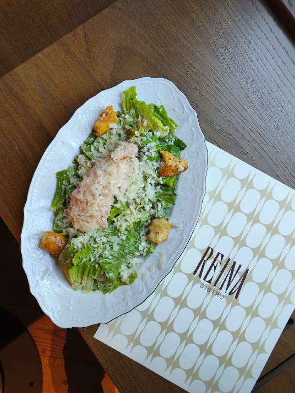 Команда eatmoskva отправилась в Reina Bistro — новое французское бистро в Хамовниках. Они оценили атмосферу, блюда от бренд-шефа Дмитрия Климова и делятся подробностями. Вас ждёт рассказ о паштете, пышках, чизбургере и не только!