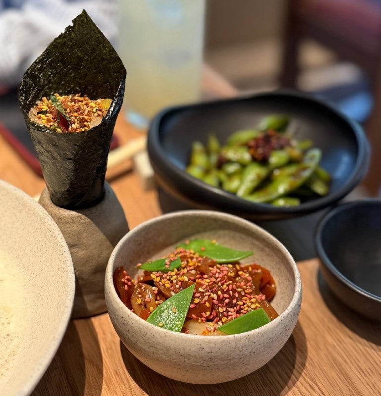 Авторка Restosnob (@restosnob) заглянула в новый BUS hand roll bar на Патриках и осталась под впечатлением от капучино-рамена за 650 рублей. Дальше — подробности, которые стоит узнать!