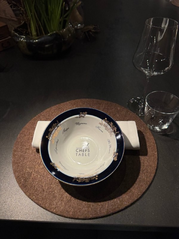 Команда из телеграм-канала Sasha foodie (@sashafoodie) отправилась в московский ресторан Chef’s Table, чтобы протестировать новый сет супов от шефа Глеба Шеломанова. Погрузитесь в гастрономическое приключение вместе с ними и узнайте, какой суп стал фаворитом!