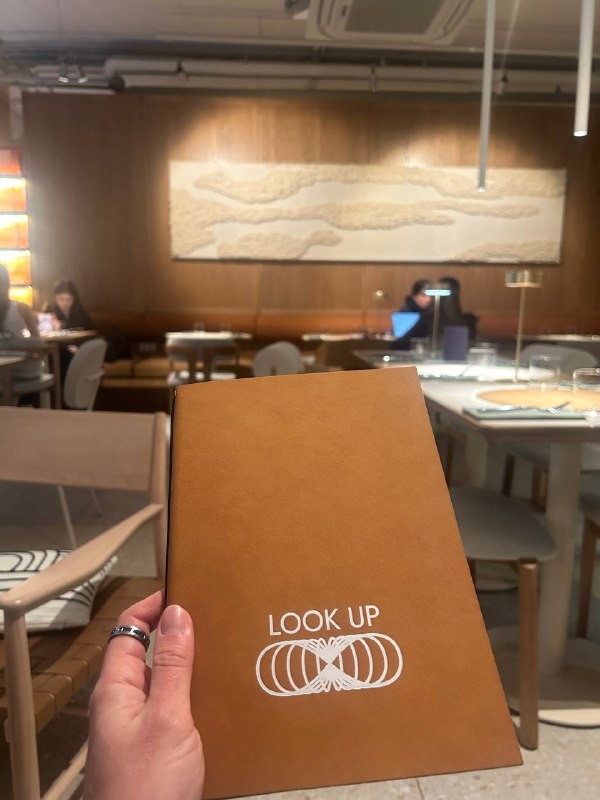 Автор из канала «Yan Restoran» (@yanrestoran) пошел исследовать необычное пространство Look Up&Upskill. Что из этого вышло — читайте в подробном обзоре ниже. Приготовьтесь удивляться!
