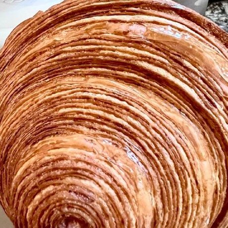 Команда «Города Гурмэ» (@LeGourmandRussie) заглянула в ABC Co. в Хамовниках и протестировала латте с бергамотом без кофеина, круассаны и краффины пекан. Сейчас расскажем, почему это место хочется добавить в список любимых.