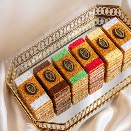 Ребята из телеграм-канала «Yan Restoran» присмотрелись к фестивалю медовика в московской кондитерской «Кафе Пушкинъ» и готовы рассказать о ценах и легенде десерта. Читайте, сколько стоит пирожное и торт и какую историю скрывает медовик.