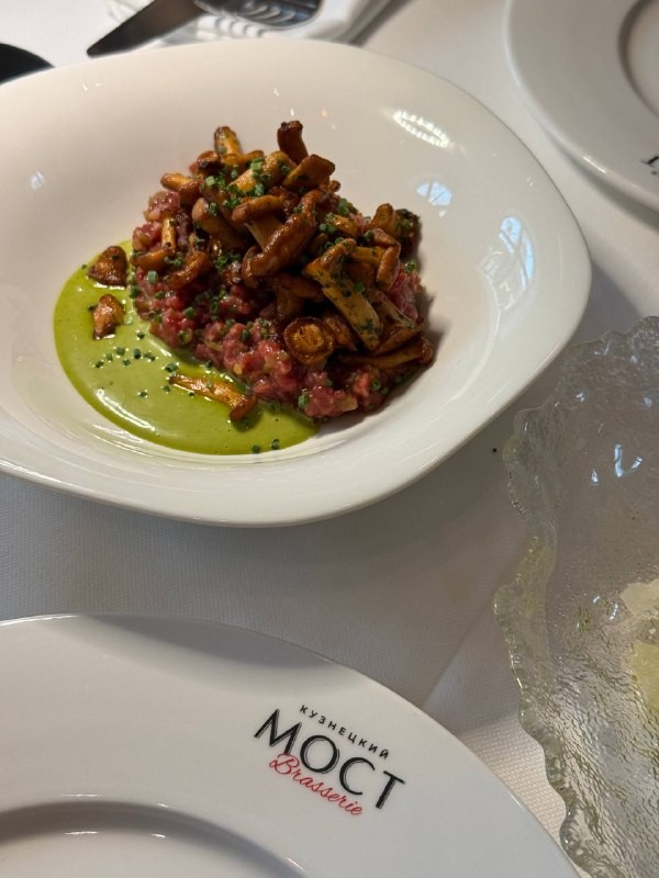 Команда @eatgirlmoscow сходила в Brasserie «Кузнецкий Мост» и поделилась впечатлениями от нового сезонного меню. Узнайте, что они попробовали и что рекомендуют.