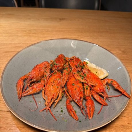 Автор «Дай откусить» (@dauotkysit) отправился в московскую «Раковую» на фестиваль раков и сделал обзор. Он проверил классические, трюфельные и казачьи варианты, а заодно прикинул, стоит ли сет из трёх порций своих 3500 ₽. Читайте, чем кормят, сколько стоит и стоит ли брать пиво.