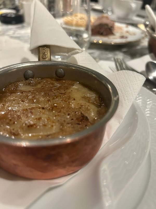Обозреватель телеграм-канала @yanrestoran отправился в ресторан и сигарный клуб Varvarka III и нашёл там впечатляющую кухню шефа Алексея Локтионова. Узнайте, что он заказал и почему вам стоит это попробовать.