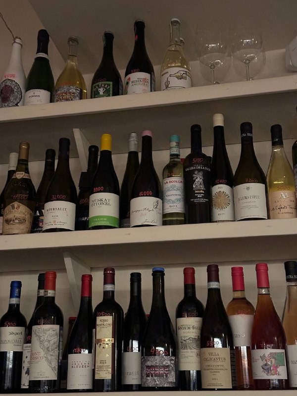 Она из канала Doctor Wine (@doctorwine) зашла в относительно новый винный бар MAY и проверила, правда ли там такие «супер цены». Теперь делится впечатлениями о еде, винах и особой богемной атмосфере. Читайте обзор ниже, чтобы решить, стоит ли вам туда отправиться.
