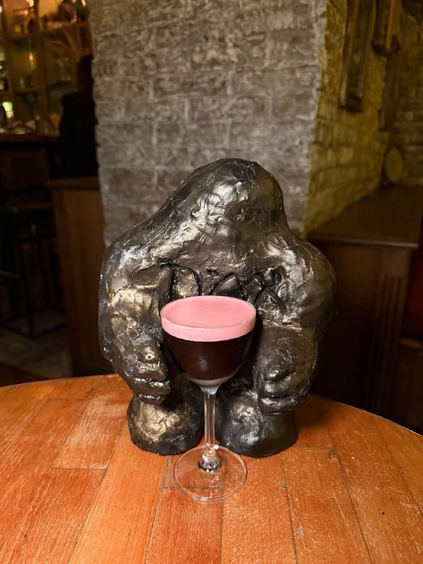 Наш герой из канала @restomano заглянул в Mitzva Bar, чтобы оценить этот камерный коктейльный бар. Вас ждет рассказ про напитки с характером и идеальные закуски.