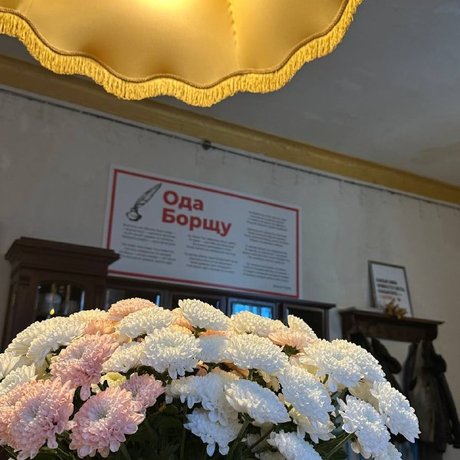 Команда канала «А что делать?» (@doing_spb) заглянула в «Борщ» в Царском Селе и сделала обзор с борщ-баттлом: классика с говядиной против версии с белыми грибами. Дальше расскажем, что там с ценами, размерами порций и атмосферой общего стола.