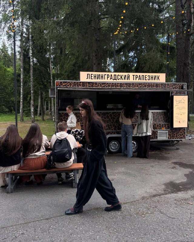 Ребята из канала «Что Где Есть в Петербурге» (@chtogdeestvpeterburge) заглянули в Комарово, где обнаружили необычный леопардовый вагон с гриль-чизами. Сейчас они расскажут, что там можно попробовать и сколько это стоит. Приятного чтения!