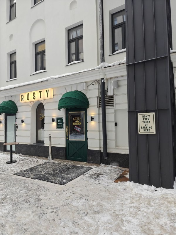 Автор телеграм-канала @foodiscovery заглянул в итало-американский ресторан «Rusty Rat & Pizza» в центре Москвы. Он попробовал буррату, аранчини, пиццу и даже хвост лобстера, а теперь делится подробным отчетом. Читайте его обзор с юмором и без прикрас.