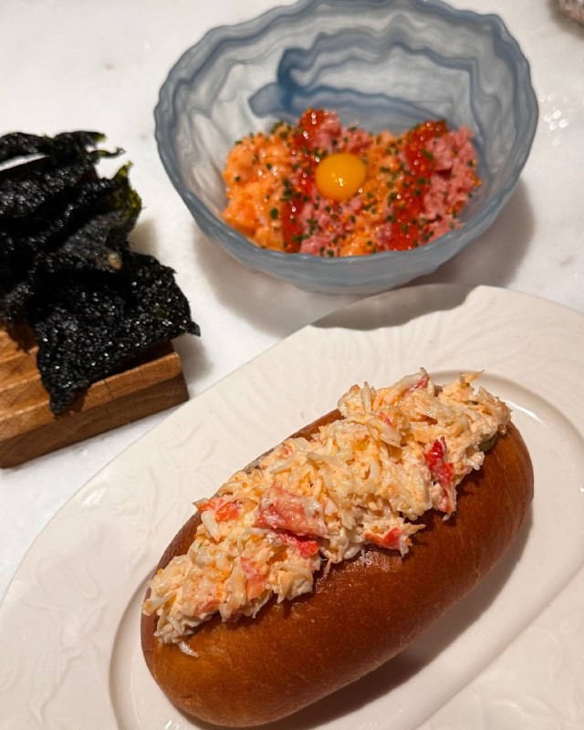 Ребята из телеграм-канала «Москва ресторанная» (@restaurantmoscow) решили проверить новый Atlantica Bistro на Мясницкой. Они и не думали, что простой бранч превратится в грандиозный обед с морепродуктами. Читайте их историю ниже, чтобы узнать, как это было.