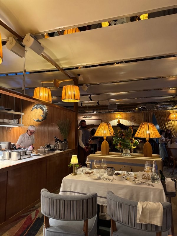 Авторы канала «Sasha foodie» (@sashafoodie) наконец добрались до нового Niki piano bar. Они оценили уютную атмосферу с роялем и попробовали несколько блюд: от чебуреков с крабом до борща с водкой. Теперь читайте их отзыв.