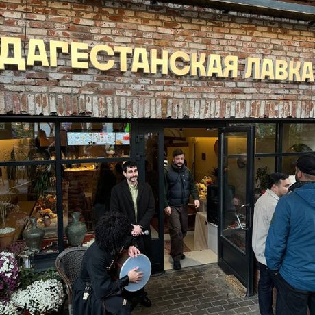 Команда KOZAK FOOD заглянула в новую точку «Дагестанской лавки» на Усачевском рынке и устроила гастрономический забег по дагестанской кухне. Что там по хинкалу, чуду и сладостям — читайте в обзоре.