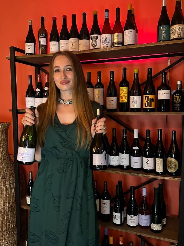 Автор телеграм-канала @doctorwine пошла в бар «Ещё вина» на слепую дегустацию игристых. Сейчас вы узнаете, какие вина её удивили и какие можно брать без опаски.
