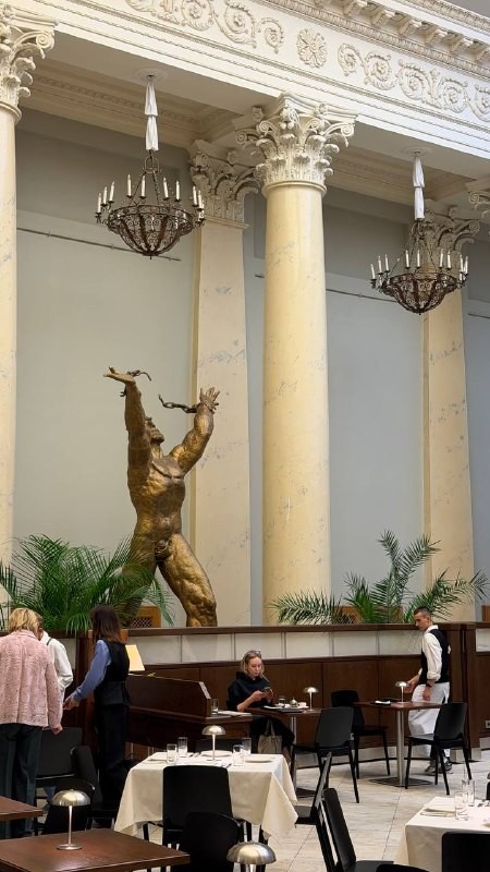 Ребята из телеграм-канала «В Питере есть» (@spb_rest) заглянули в новое кафе Бенуа, открывшееся в Русском музее. Смотрите, что они заказали и сколько это стоило.
